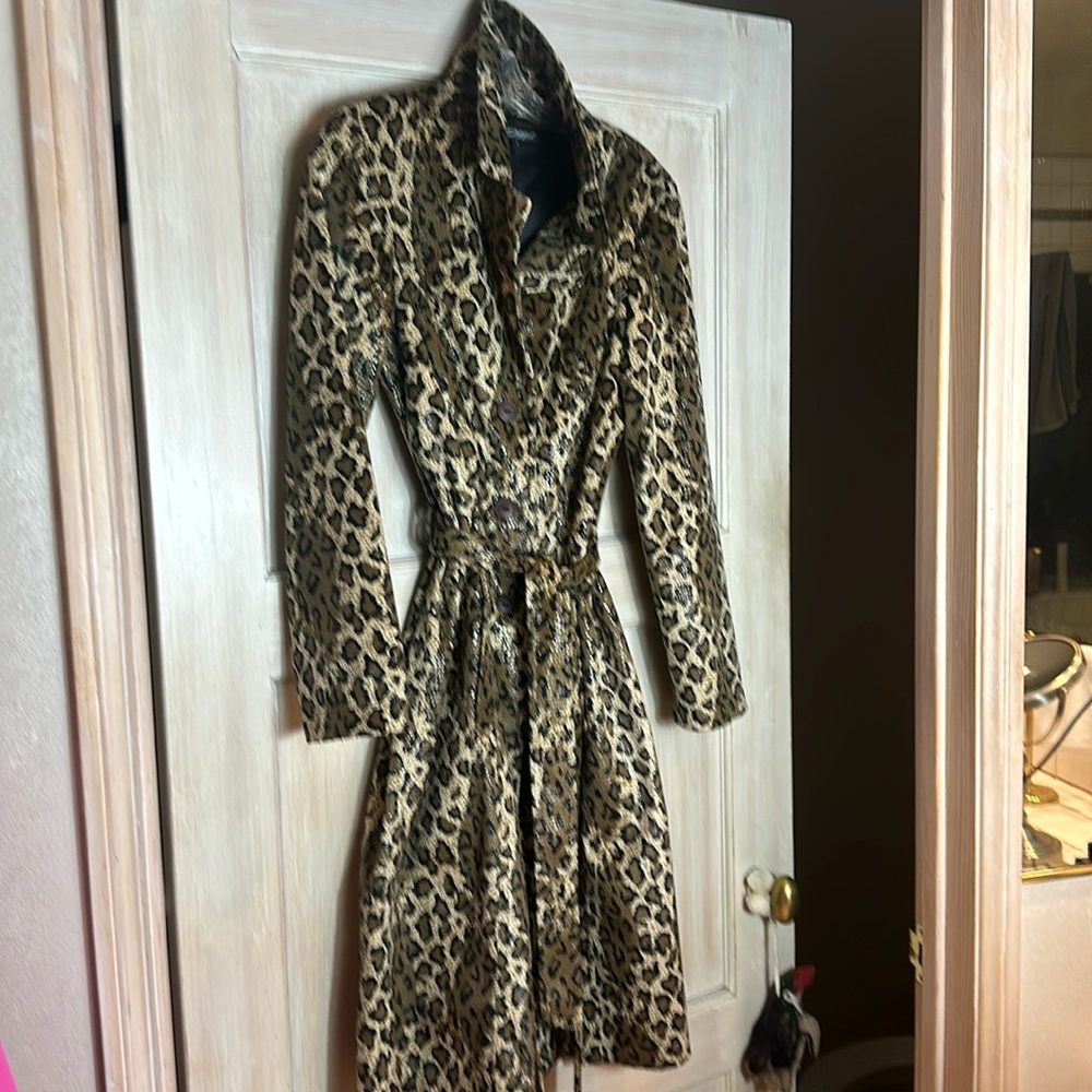 Leopard velvet trench coat. Iridescent.